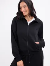 Campera de felpa con cierre frontal completo, cuello alto y bolsillos laterales. Presenta puños y ruedo acanalados, con costuras decorativas que definen la silueta.