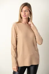 Buzo color verde azulado de tejido de punto fino con frente acanalado y bolsillo con botón de strass.