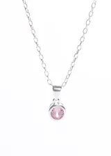 Collar de cadena tipo forcé en plata 925 con dije circular que presenta una zirconia central en color rosa engastada en bisel.