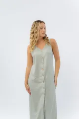 Vestido largo de lino con escote en V, diseño recto y fluido, con cierre frontal abotonado mediante botones de madera.