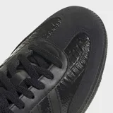 Championes Adidas Samba OG color negro, con exterior de piel con textura de cocodrilo, las tres tiras laterales en cuero liso y puntera de gamuza.
