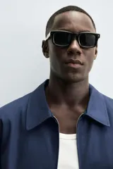 Cazadora regular fit color beige, confeccionada en tejido de algodón. Cuenta con cuello solapa, manga larga con puño elástico y trabilla, bolsillos de vivo en la cadera, bajo elástico y cierre frontal con cremallera.