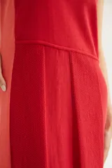 Vestido largo de punto de algodón y acrílico, sin mangas, con escote redondo, corte en la cintura y diseño tricolor en tonos marrón, amarillo y detalles oscuros.