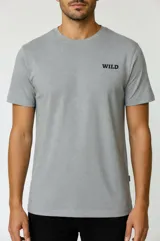 Remera de manga corta color negro, de algodón, con cuello redondo y diseño holgado con estampa frontal.