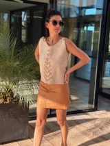 Musculosa color crema de gamuza con bordados artesanales en la parte delantera.