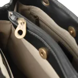 Cartera negra de símil cuero acolchado con diseño de líneas horizontales en forma de V. Tiene acceso con cierre y broches imantados, correa regulable, herrajes dorados y tres compartimentos internos. Se puede usar como bandolera o de mano.