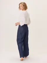 Pantalon de jean de tiro medio-alto, corte wide leg con costuras en hilo color rojo. Cuenta con bolsillos delanteros y traseros.