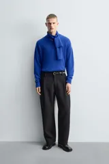 Jersey de punto regular fit con mezcla de lana y cashmere, color azul eléctrico, con cuello en pico y manga larga. Presenta acabados en rib en puños, cuello y bajo.