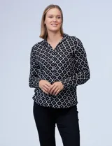 Camisa Alex & Jordan de manga larga, color negro con estampado geométrico blanco. Presenta cuello con solapa, escote en V y cierre frontal con botones.