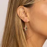 Aros colgantes de plata 925 bañada en oro 18 K con una prasiolita verde central, dos topacios azules y cuatro rubíes pequeños alrededor.