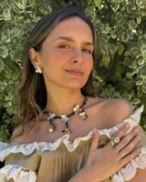 Anillo dorado con diseño irregular que simula un pétalo.