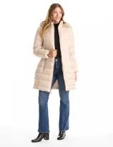 Campera puffer larga con diseño capitoneado, cierre frontal completo, bolsillos laterales con cierre y capucha desmontable con borde de piel sintética.