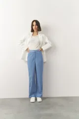 Pantalón de vestir negro, de corte recto y tiro alto.