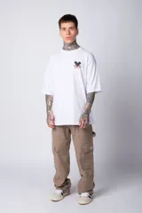 Remera de corte oversize color negro, con estampa pequeña en el pecho y diseño gráfico grande en la espalda que combina la silueta de Mickey Mouse con caracteres orientales.