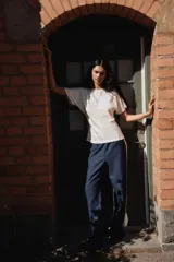 Remera entallada de punto de algodón, con cuello redondo fino y detalle de costura vertical central. Presenta mangas cortas y un diseño que se ajusta suavemente al cuerpo.