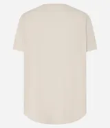 Remera deportiva de corte oversized confeccionada en microfibra, con cuello redondo, mangas cortas y bajo redondeado.