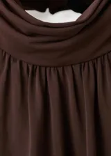Vestido corto marrón con cuello halter y detalle drapeado en el torso, falda ajustada con fruncidos y diseño sin mangas.