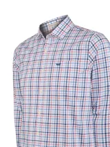Camisa de manga larga con estampado de cuadros en tonos azul, rojo y blanco. Confeccionada en popelina de algodón orgánico, cuenta con cuello clásico, cierre frontal de botones y un bolsillo en el pecho con el logo de la marca bordado.