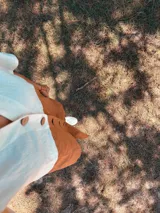 Camisola oversize verde y rosa confeccionada en tusor de algodón con botones de coco.