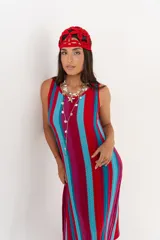Vestido largo tejido a crochet con rayas verticales en colores fucsia, rojo y celeste.