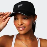 Gorro deportivo tipo gorra de cinco paneles, color negro, con logo reflectante en el frente y borde reflectante en la visera. Diseñado con una abertura trasera específica para coleta, fabricado en tejido técnico ligero, transpirable, de secado rápido y resistente al agua.