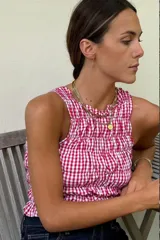 Top sin mangas con estampado de cuadros Vichy en blanco y negro, con diseño fruncido elástico en todo el cuerpo y cuello alto.