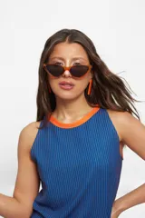 Vestido corto de corte halter, color azul con finas rayas verticales naranjas y cuello redondo en contraste color naranja. Presenta una caída holgada y cómoda.