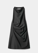 Vestido corto entallado de color negro con cuello halter y espalda abierta. Presenta un diseño con fruncido lateral, cierre de botones en el cuello y tira ajustable en la parte posterior.