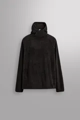 Sudadera de tejido polar con textura efecto pelo, color negro. Presenta cuello subido con capucha integrada, manga larga ranglán y terminaciones con cinta elástica.