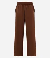Pantalón sastre de corte wide leg en tejido crepé color marrón chocolate. Presenta una silueta recta y fluida, con cintura elástica y lazo ajustable para un calce cómodo.
