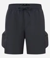 Bermuda cargo negra de tejido tecnológico (poliamida), con corte holgado, bolsillos laterales funcionales y cintura elástica con cordón ajustable.