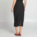 Falda midi negra de corte recto, con cintura alta y abertura lateral.