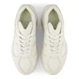 Championes New Balance modelo WRPD Runner, color blanco hueso, con capellada de malla y superposiciones de gamuza. Presentan el logo "N" bordado en el lateral, entresuela FuelCell esculpida y suela exterior ondulada.