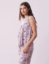 Conjunto de pijama marca René Rofé, compuesto por remera de mangas cortas con escote en V abotonado y pantalón capri con cintura elastizada. Diseño estampado con flores azules sobre fondo blanco.