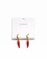 Par de aros colgantes con forma de ají rojo y detalles dorados.
