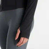 Campera deportiva New Balance de ajuste entallado, confeccionada en tejido técnico con tecnología NB DRY de secado rápido. Presenta cierre frontal completo, cuello alto, mangas largas y logo reflectante en el pecho.