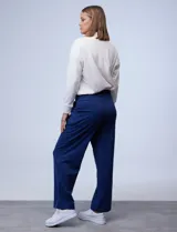 Pantalón jogger color beige con estampado de lunares multicolores, de algodón soft con pretina ancha elastizada, bolsillos inclinados y pierna ancha.