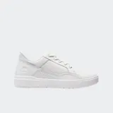 Championes Timberland modelo Allston, color blanco, estilo casual de caña baja con cordones. Presentan paneles superpuestos y perforaciones decorativas en el lateral. El logo de Timberland está grabado en el talón y en la lengüeta.