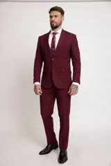 Traje de dos piezas color bordó, compuesto por saco de corte slim fit con solapa clásica, cierre de un botón y bolsillos laterales, y pantalón de vestir a juego de corte recto.
