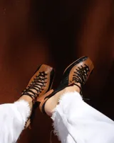 Zapatos destalonados marrones de cuero con diseño acordonado en el empeine, punta cuadrada y taco bajo, de la marca Agnè.