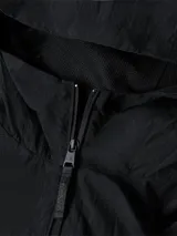 Campera negra con capucha de nailon reciclado, estilo blusón, con cierre de cremallera, bolsillos delanteros con cremallera, puños y dobladillo elásticos, tirador de cremallera con la marca e insignia con el logo de Calvin Klein en la manga.