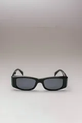 Lentes de sol negros con forma rectangular y patillas gruesas.