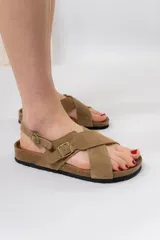 Sandalias de cuero marrón con tiras cruzadas, base de corcho y suela antideslizante.