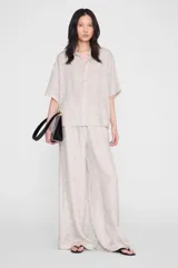 Pantalon ancho de calce amplio con cintura elastica, confeccionado en tejido con estampado animal print.