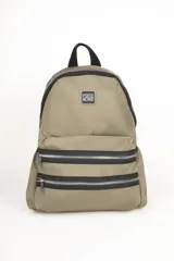 Mochila de diseño funcional en color verde militar, confeccionada en material sintético resistente. Cuenta con un compartimento principal con cierre, dos bolsillos frontales con cierres metálicos visibles, y bolsillos laterales. Incluye asas traseras regulables y una manija superior fija. Presenta un parche con el logo de la marca en la parte frontal.