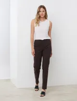 Pantalón de vestir marrón de gabardina elastizada marca Zac & Rachel. Pretina ancha con faja interna modeladora. Modelo recto y largo de pierna con costura frontal pespunteada. Bolsillos ojal simulados en parte trasera.