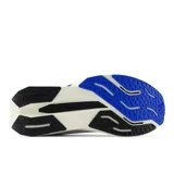 Championes de running New Balance Propel V5, color blanco con detalles en negro y azul.