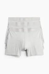 Pack de tres calzoncillos tipo trunk en punto elástico color gris melange, con costuras planas, cintura elástica y parte delantera forrada.