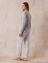 Pantalón de pijama estampado marca René Rofé, con cintura elastizada.