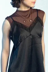 Musculosa satinada color negro con escote en V decorado con detalles de encaje y tirantes finos.
